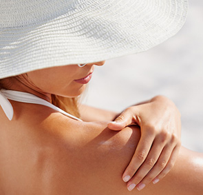 Woman applying NEUTROGENA® Helioplex® sunscreen