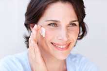 Woman applying NEUTROGENA® face moisturizer